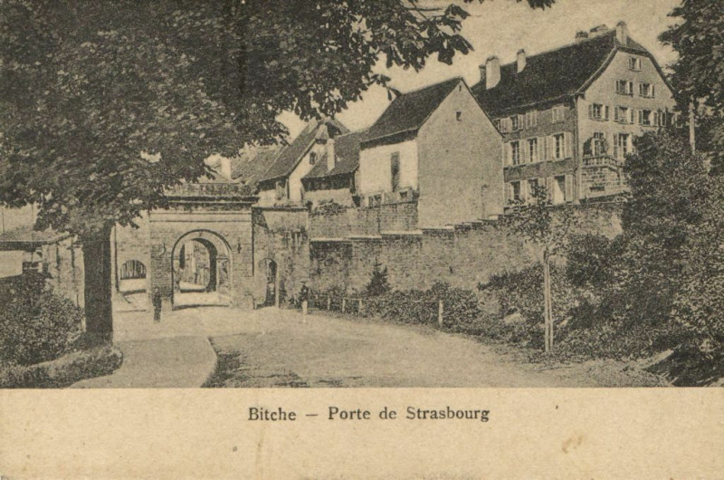 Carte postale ancienne Bitche - Porte de Stasbourg à Bitche