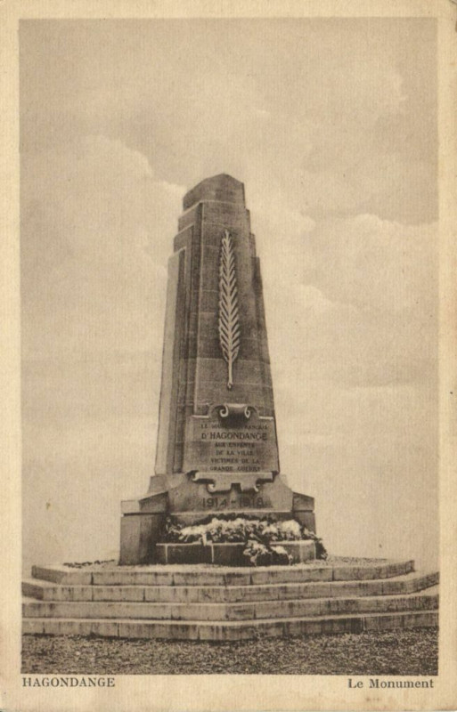 Carte postale ancienne Hagondange Le Monument à Hagondange