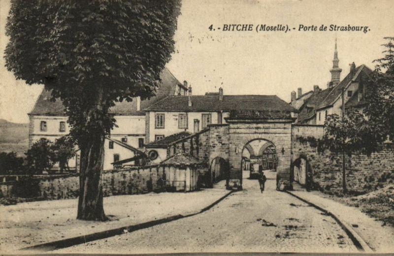 Carte postale ancienne Bitche Porte de Strasbourg à Bitche