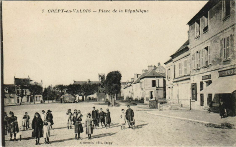 Carte postale ancienne Crepy-en-Valois Place de la Republique à Crépy-en-Valois