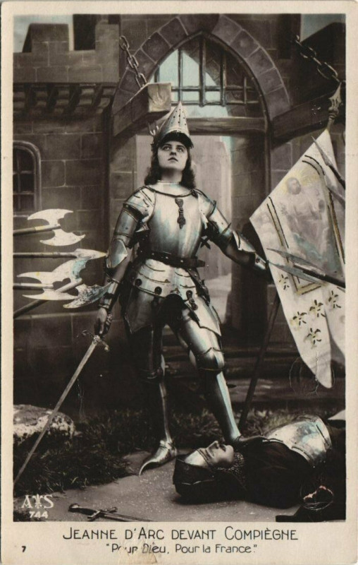 Carte postale ancienne Compiegne Jeanne d'Arc Devant à Compiègne