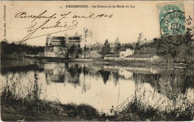 Carte postale ancienne Pierrefonds Le Chateau et les Bords de Lac à Pierrefonds