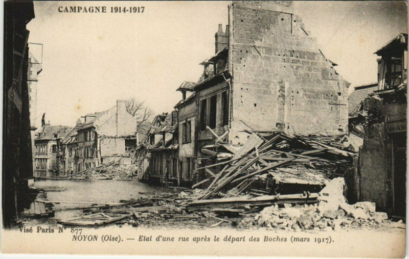 Carte postale ancienne Noyon - Etat d'une rue apres le depart des Boches à Noyon