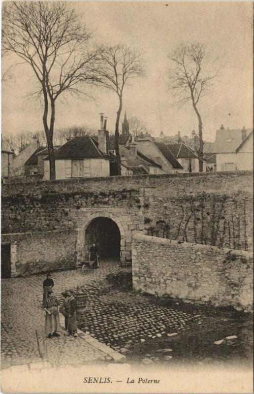 Carte postale ancienne Senlis - La Poterne à Senlis