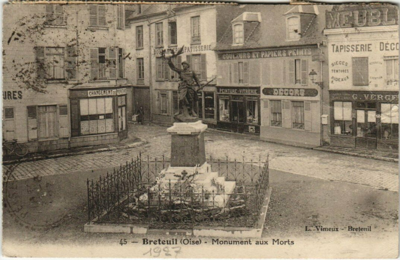 Carte postale ancienne Breteuil - MOnument aux Morts à Breteuil