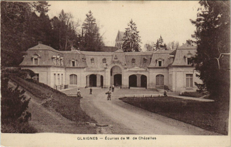 Carte postale ancienne Glaignes - Ecuries de M de Chezlles à Glaignes