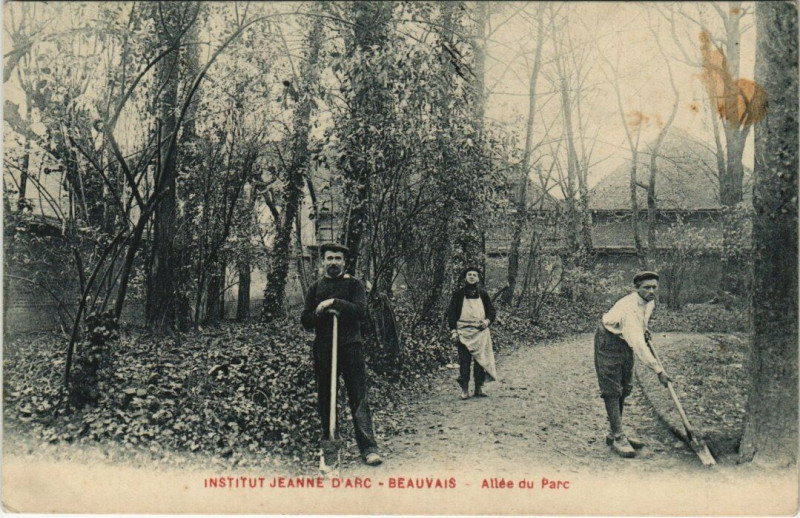 Carte postale ancienne Institut Jeanne D'Arc - Beauvais Allée du Parc à Beauvais