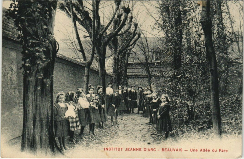 Carte postale ancienne Institut Jeanne D'Arc - Beauvais - Une Allée du Parc à Beauvais