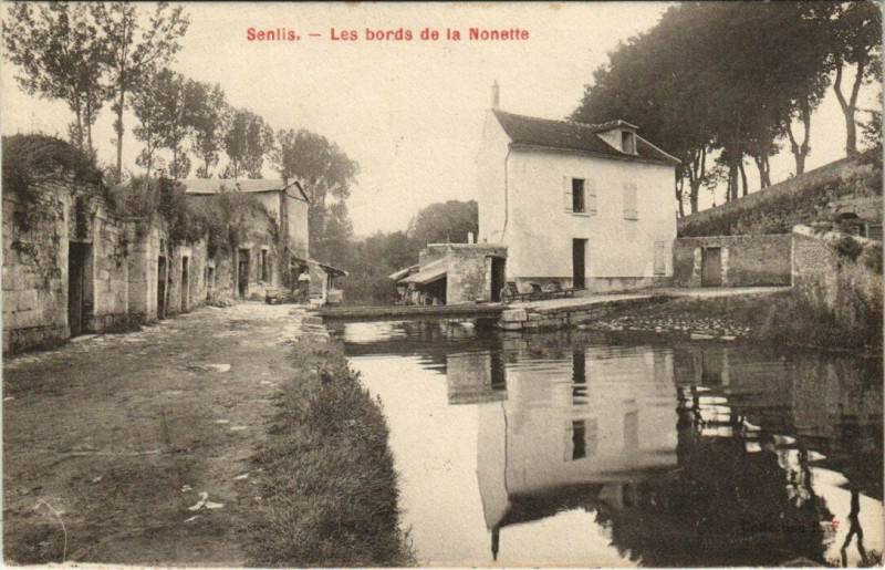 Carte postale ancienne Senlis - Les bords de la Nonette à Senlis