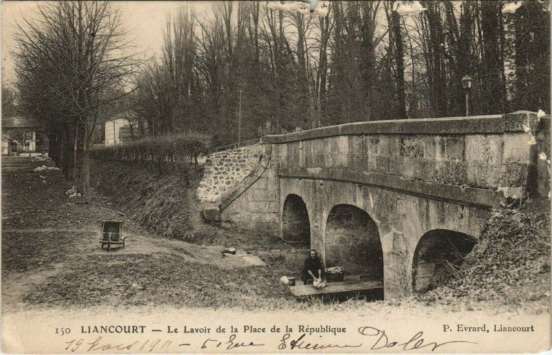 Carte postale ancienne Liancourt - Le Lavoir de la Place de la Republique à Liancourt