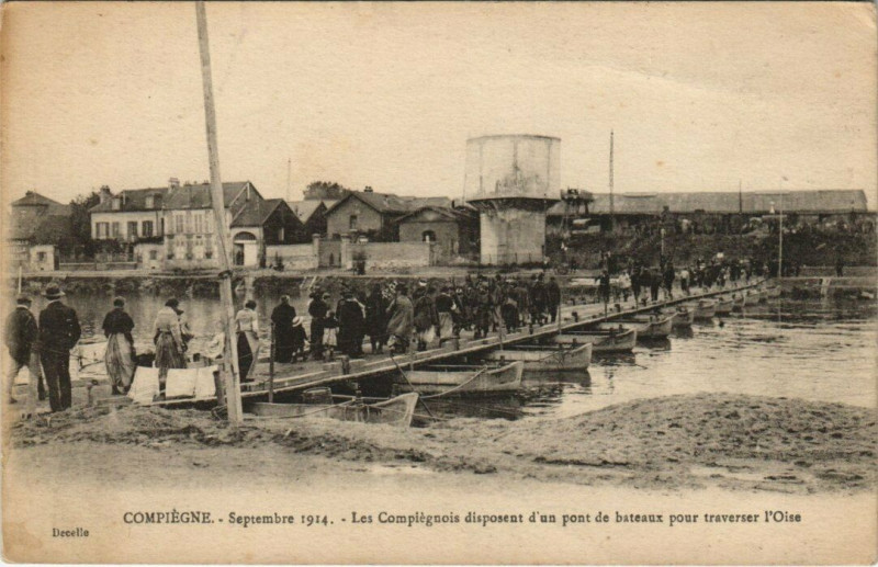 Carte postale ancienne Compiegne Les Compiegnois disposent d un pont de bateaux pour tra à Compiègne