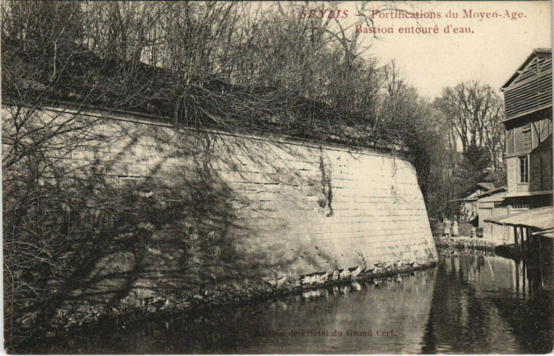 Carte postale ancienne Senlis - Fortification du Moyen à Senlis