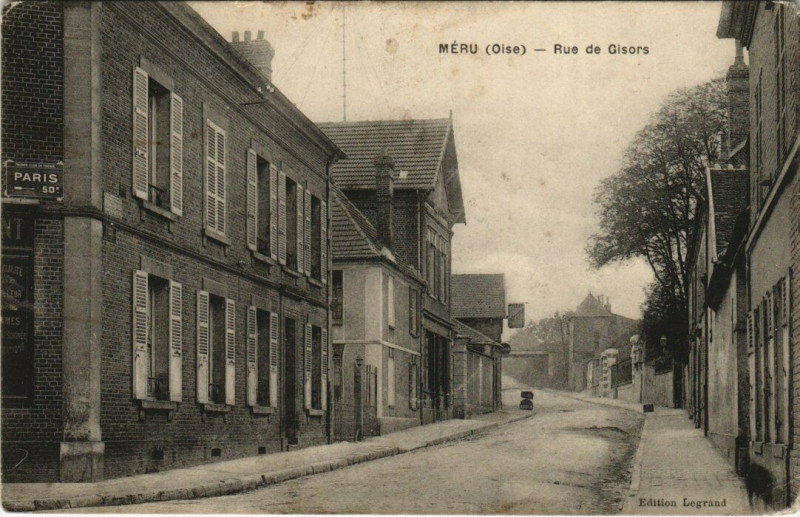 Carte postale ancienne Meru - Rue de Gisors à Méru