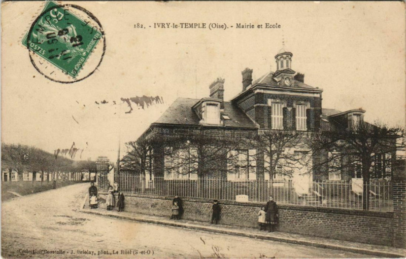 Carte postale ancienne Ivry-le-Temple - Mairie et Ecole à Ivry-le-Temple