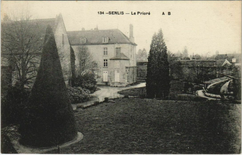 Carte postale ancienne Senlis - Le Priore à Senlis