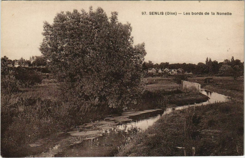 Carte postale ancienne Senlis - Les Bords de la Nonette à Senlis