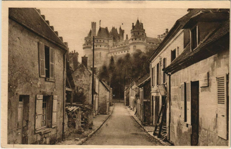 Carte postale ancienne Chateau de Pierrefonds Le Chateau vu d'une Vieille Rue à Pierrefonds