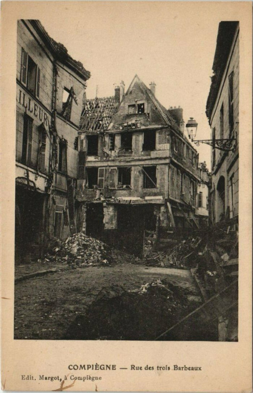 Carte postale ancienne Compiegne - Rue des trols Barbeaux à Compiègne