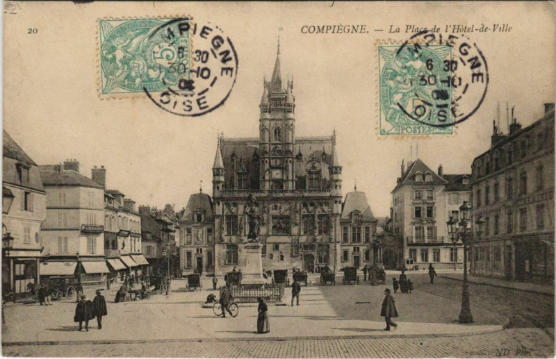 Carte postale ancienne Compiegne - La Place de L'Hotel-de-Ville à Compiègne