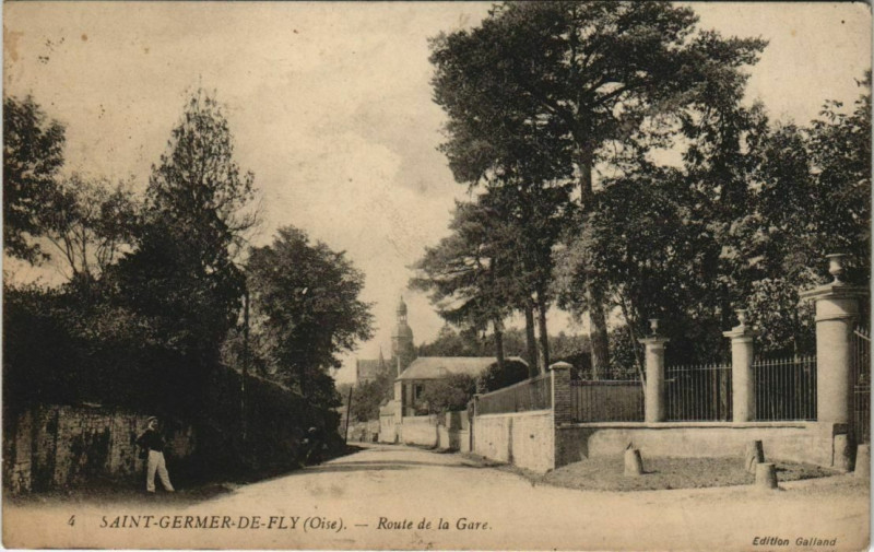 Carte postale ancienne Saint-Germer-de-Fly - Route de la Gare à Saint-Germer-de-Fly