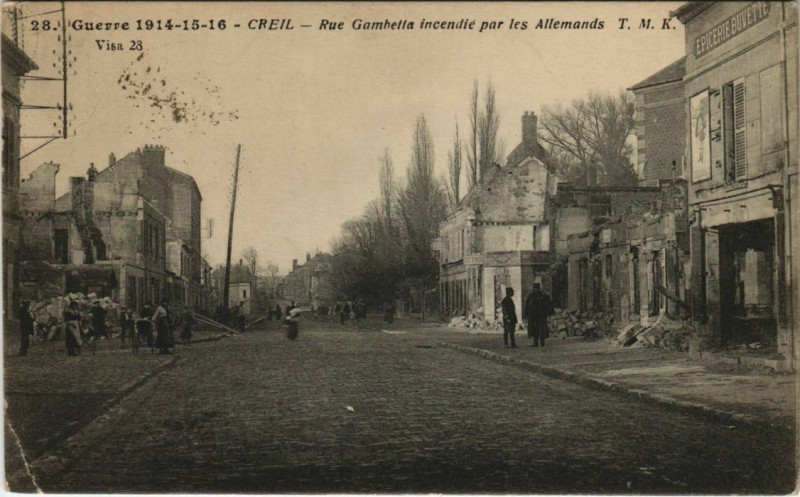 Carte postale ancienne Guerre - Creil - Rue Gambetta incendie par les Allemands à Creil