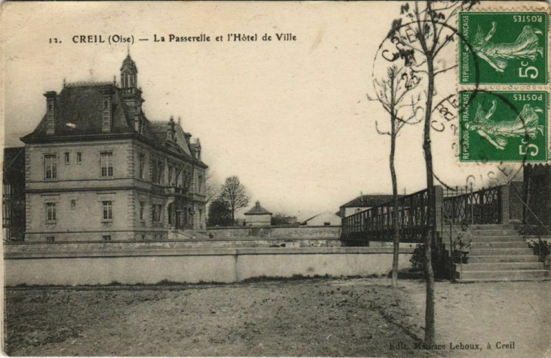 Carte postale ancienne Creil - La Passerelle et l'Hotel de Ville à Creil