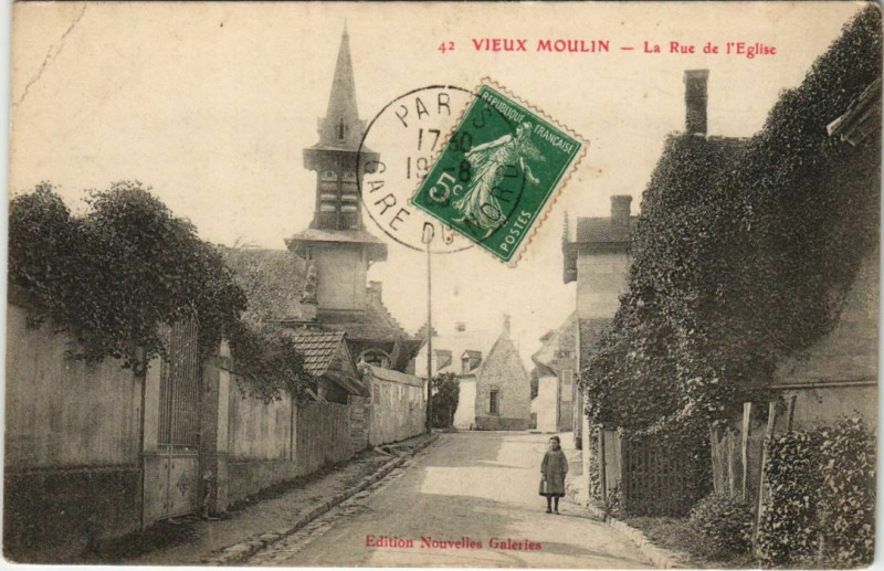 Carte postale ancienne Vieux Moulin - La Rue de l'Eglise à Vieux-Moulin