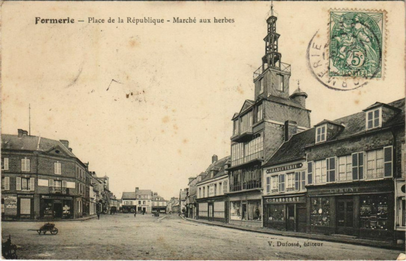 Carte postale ancienne Formerie - Place de la Republique - Marche aux herbes à Formerie