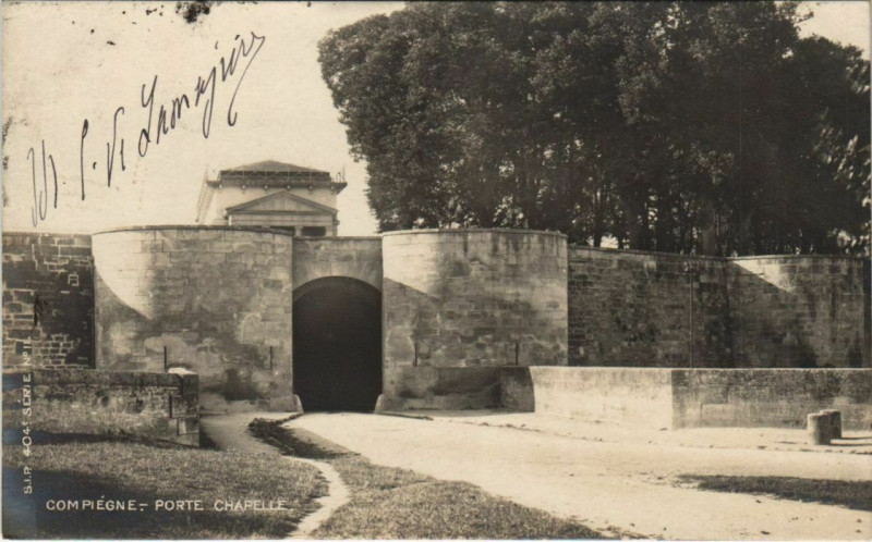 Carte postale ancienne Compiegne-Porte Chapelle à Compiègne