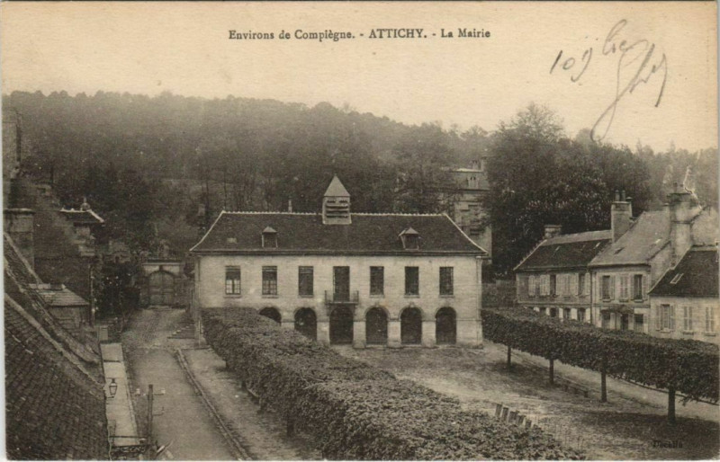 Carte postale ancienne Env. de Compiegne - Attichy - La Mairie à Compiègne