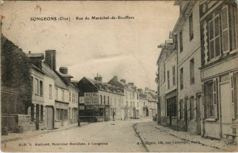 Carte postale ancienne Songeons - Rue du Marechal-de-Boufflers à Songeons