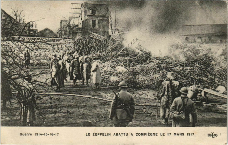 Carte postale ancienne Le Zeppelin Abattu a Compiegne Le 17 Mars 1917 à Compiègne