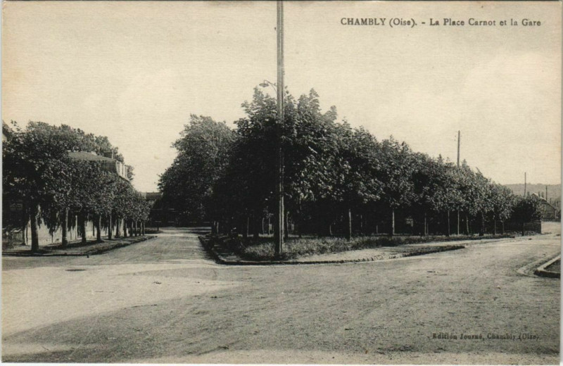 Carte postale ancienne Chambly - La Place Carnot et la Gare à Chambly