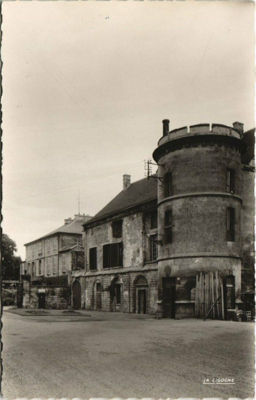 Carte postale ancienne Creil Cour du Chateau à Creil