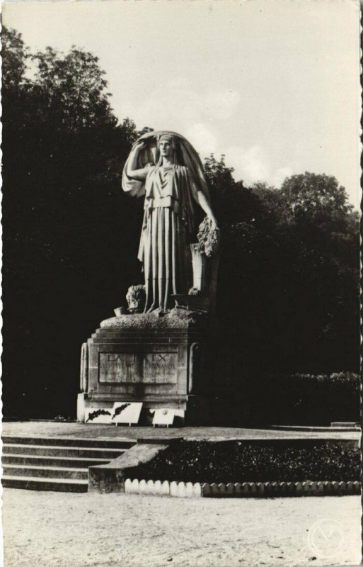 Carte postale ancienne Creil - Oise le monument aux Morts à Creil