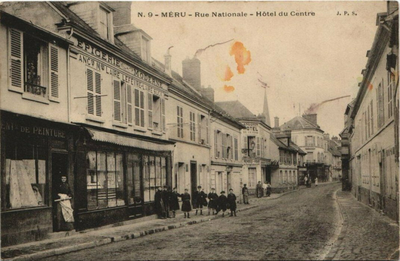 Carte postale ancienne Meru - Rue Nationale - Hotel du Centre à Méru