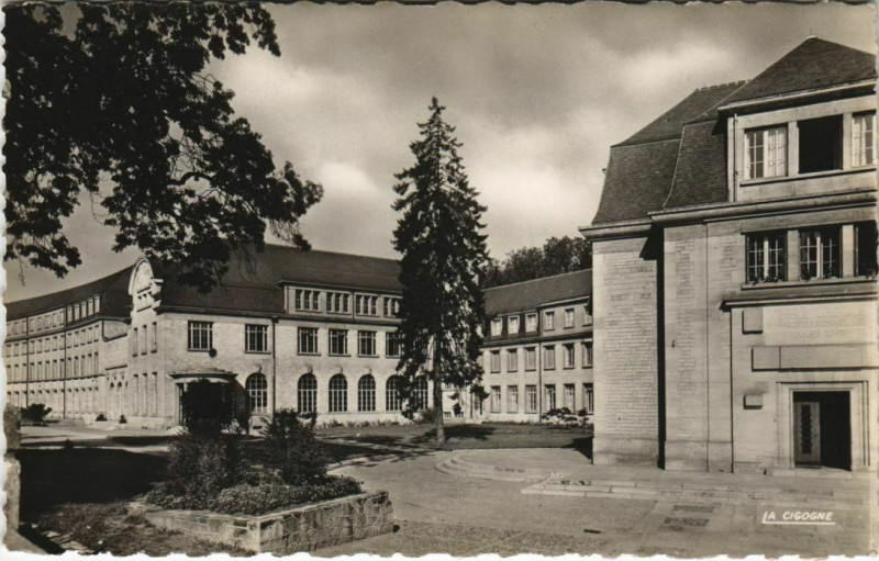Carte postale ancienne Creil - Ecole Prof. de jeunes filles à Creil