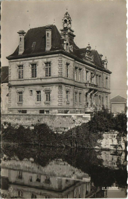 Carte postale ancienne Creil - L'Hotel de Ville à Creil