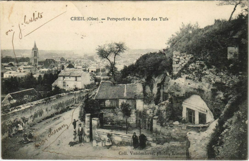 Carte postale ancienne Creil - Perspective de la rue des Tufs à Creil