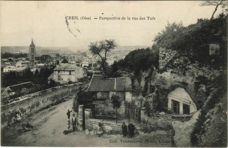 Carte postale ancienne Creil - Perspective de la rue des Tufs à Creil