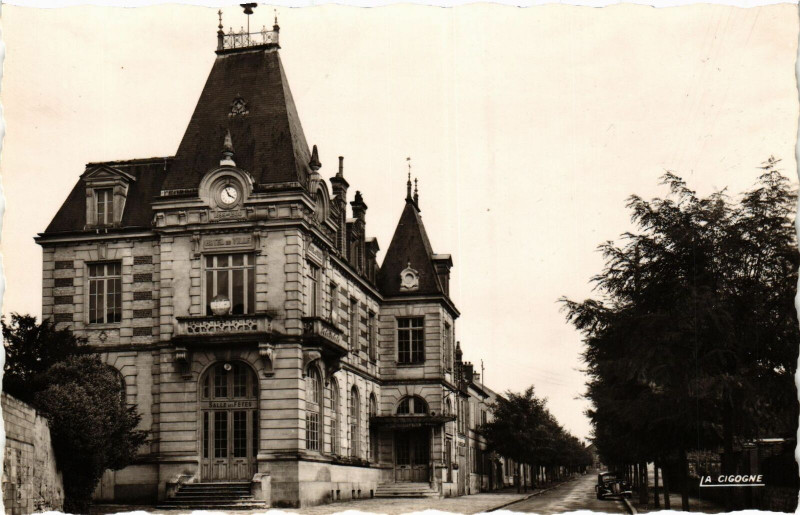 Carte postale ancienne Neuilly en Thelle Hotel de Ville France à Ville