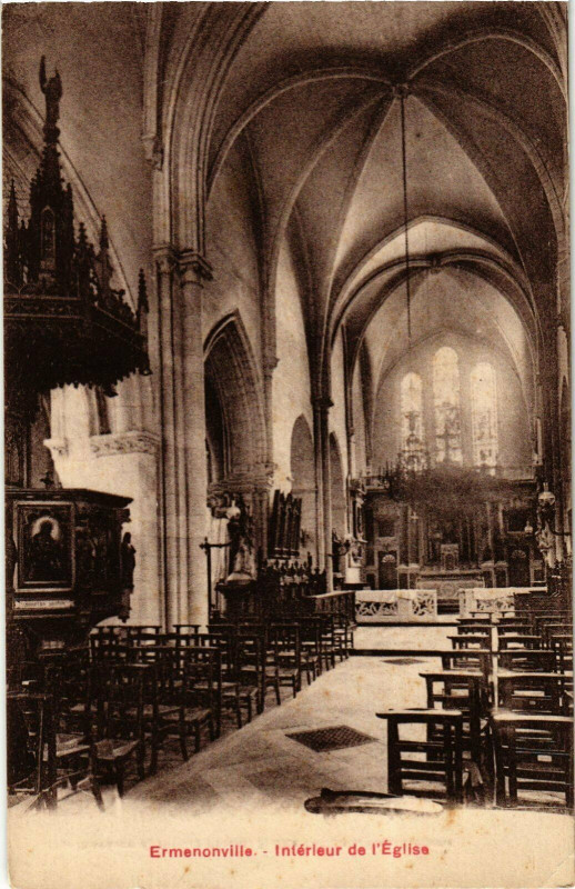 Carte postale ancienne Ermenonville Interieur de l'Eglise France à Ermenonville