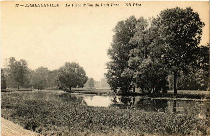 Carte postale ancienne Ermenonville La Piece d'Eau du Petit Parc France à Ermenonville