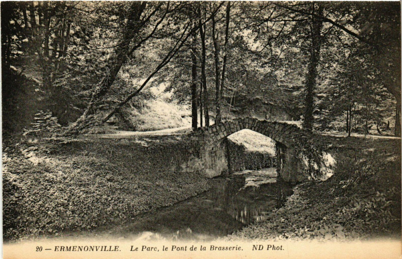 Carte postale ancienne Ermenonville Le Parc, le Pont de la Brasserie France à Ermenonville