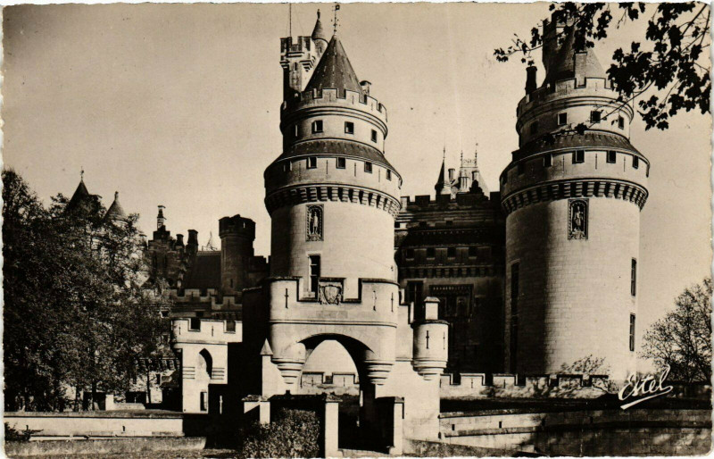 Carte postale ancienne Pierrefonds Le Chatelet et les Tours Charlemagne France à Pierrefonds