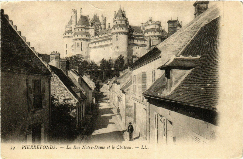 Carte postale ancienne Pierrefonds La Rue Notre-Dame et le Chateau France à Pierrefonds