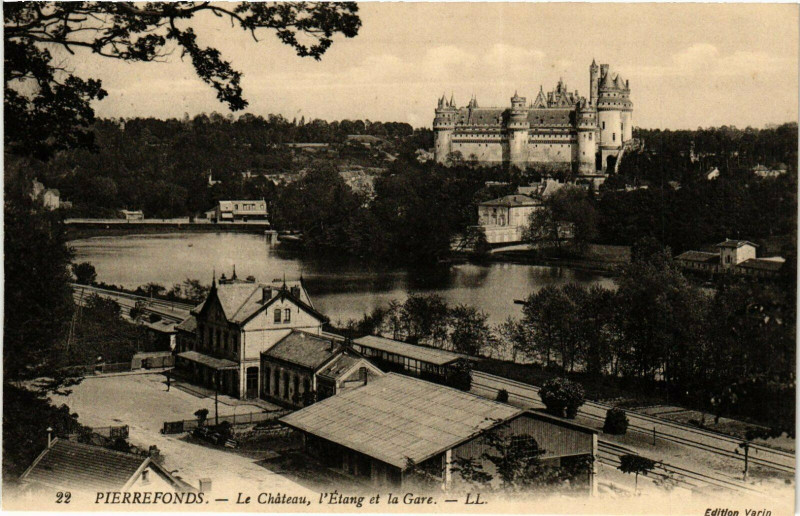 Carte postale ancienne Pierrefonds Le Chateau, l'Etang et la Gare France à Pierrefonds