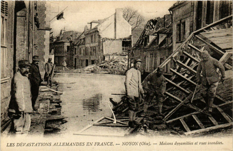 Carte postale ancienne Noyon Maisons dynamitees et rues inondees France à Noyon