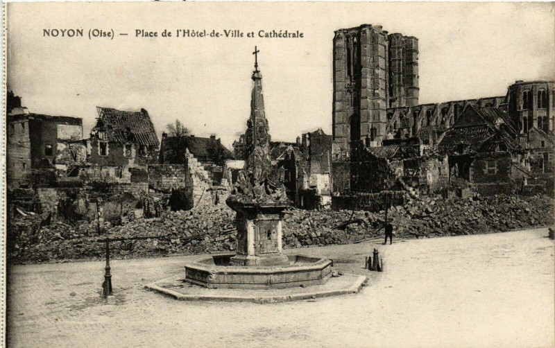 Carte postale ancienne Noyon Place de l'Hotel de Ville et Cathedrale France à Noyon