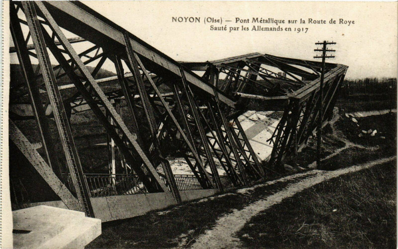 Carte postale ancienne Noyon Pont Metallique s la Route de Roye France à Noyon